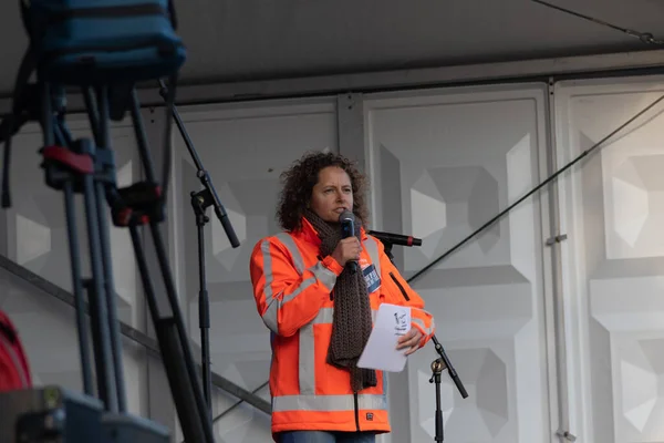 İnşaatçılar, zemin içeren azot emisyonları ve PFAS (Poli- perfloralkil Maddeler) seviyeleriyle ilgili çevre düzenlemelerini protesto ediyorlar.