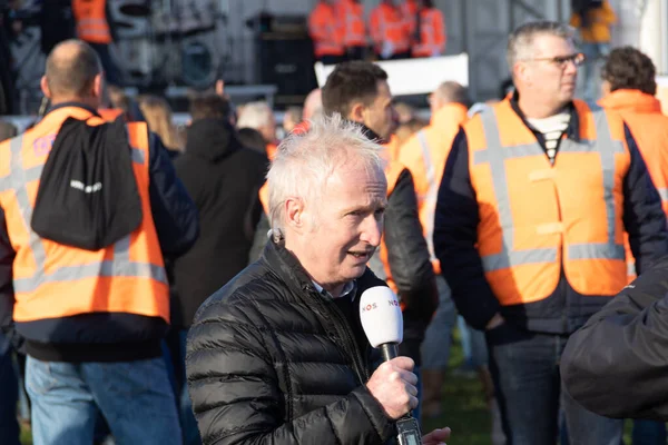 İnşaatçılar, zemin içeren azot emisyonları ve PFAS (Poli- perfloralkil Maddeler) seviyeleriyle ilgili çevre düzenlemelerini protesto ediyorlar.