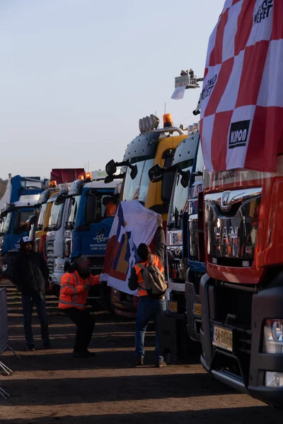 İnşaatçılar, zemin içeren azot emisyonları ve PFAS (Poli- perfloralkil Maddeler) seviyeleriyle ilgili çevre düzenlemelerini protesto ediyorlar.