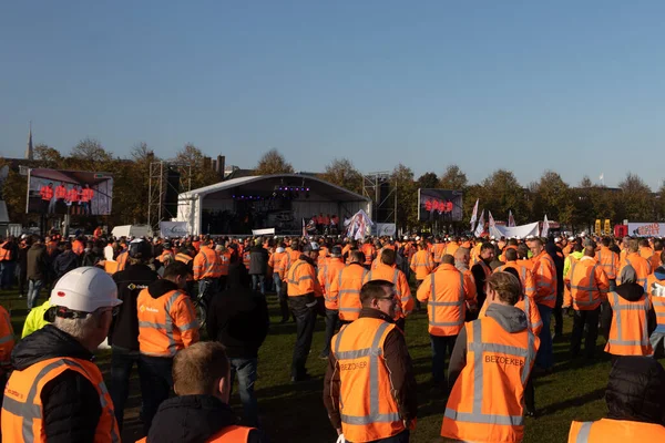 İnşaatçılar, zemin içeren azot emisyonları ve PFAS (Poli- perfloralkil Maddeler) seviyeleriyle ilgili çevre düzenlemelerini protesto ediyorlar.