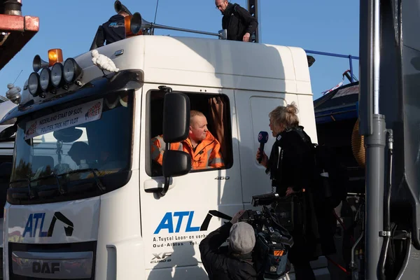 İnşaatçılar, zemin içeren azot emisyonları ve PFAS (Poli- perfloralkil Maddeler) seviyeleriyle ilgili çevre düzenlemelerini protesto ediyorlar.