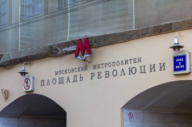 Moskova metrosunun ünlü mozaikleri ve komünist SSCB döneminden kalma heykelleri var..