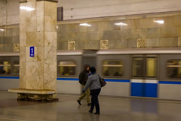 Moskova metrosunun ünlü mozaikleri ve komünist SSCB döneminden kalma heykelleri var..