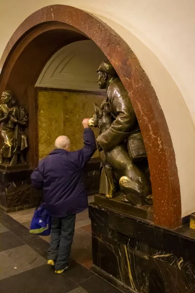 Moskova metrosunun ünlü mozaikleri ve komünist SSCB döneminden kalma heykelleri var..
