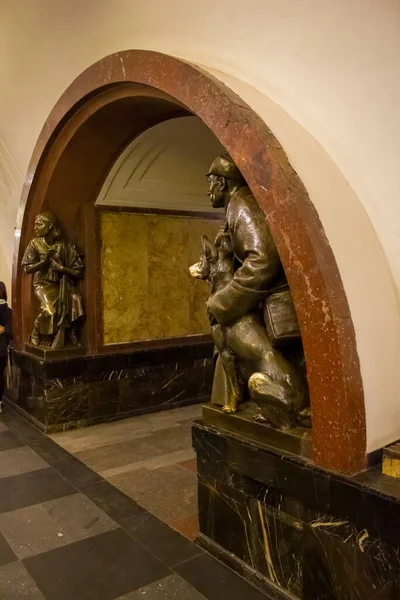 Moskova metrosunun ünlü mozaikleri ve komünist SSCB döneminden kalma heykelleri var..