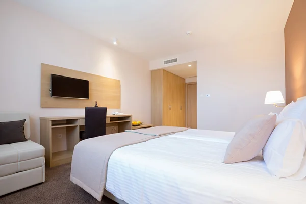 Moderne prachtige dubbel bed hotel slaapkamer interieur — Stockfoto