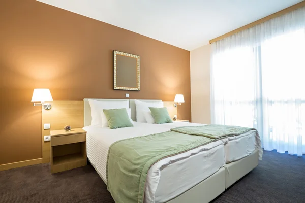 Moderne schöne Doppelbett Hotel Schlafzimmer Interieur — Stockfoto