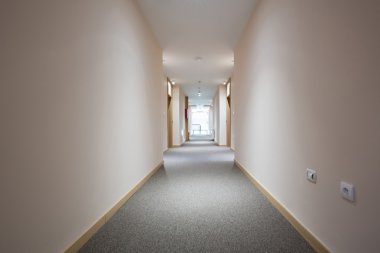 modern bir binada koridor