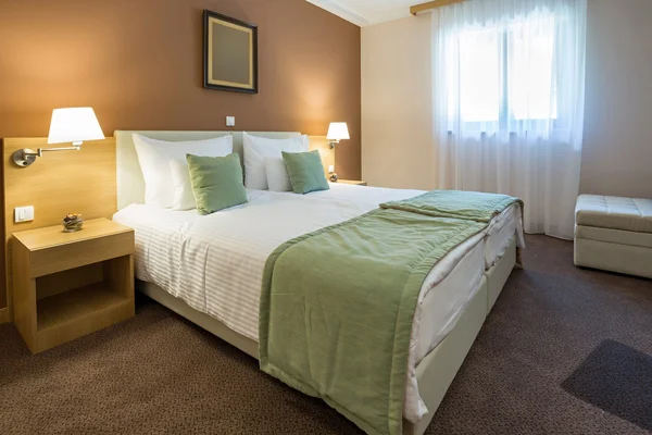 モダンな美しいホテルの寝室のインテリア — ストック写真