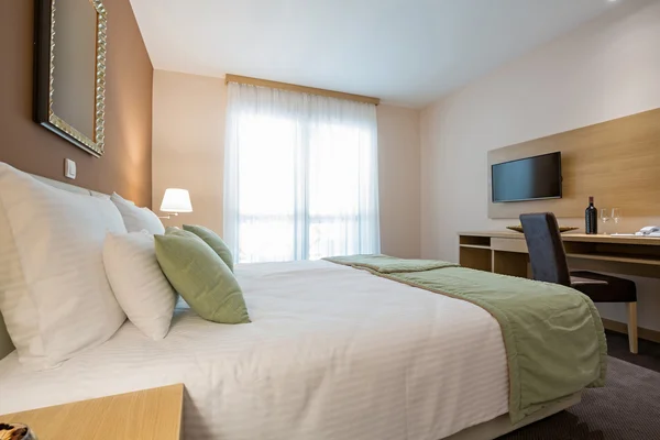 Moderne prachtige dubbel bed hotel slaapkamer interieur — Stockfoto