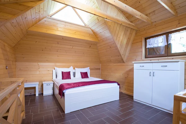 Chambre dans un style moderne maison en bois rond — Photo