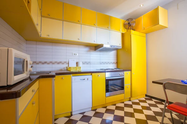 Interieur van een moderne gele keuken — Stockfoto