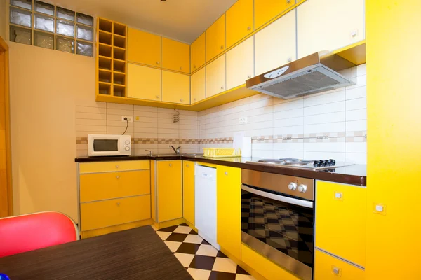 Interieur van een moderne gele keuken — Stockfoto