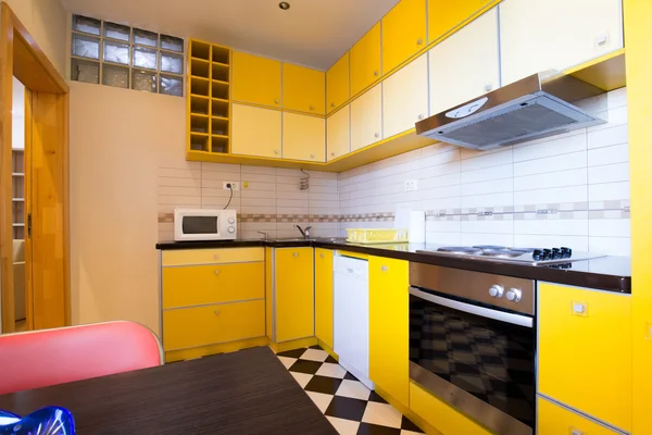 Interiör av ett modernt gult kök — Stockfoto