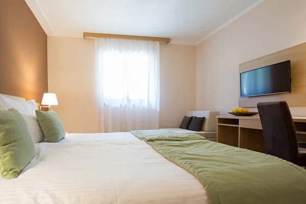 Moderno bellissimo hotel camera da letto interno — Foto Stock