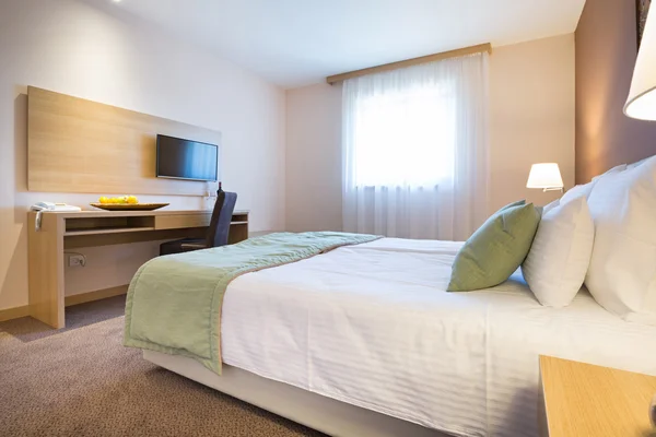 Ξενοδοχείο σύγχρονο όμορφο διπλό κρεβάτι υπνοδωμάτιο εσωτερικό — Φωτογραφία Αρχείου