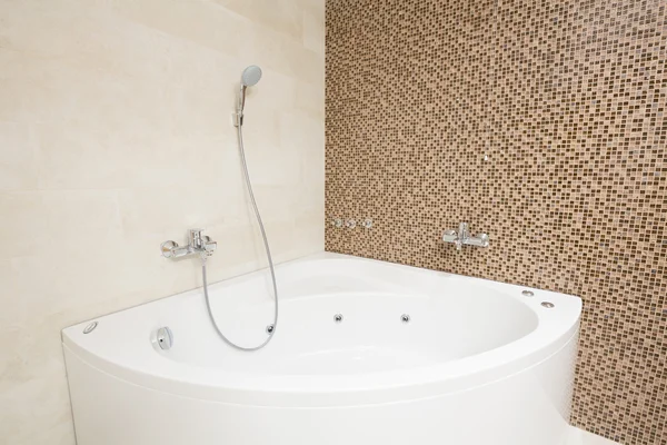 Banheira em um banheiro moderno — Fotografia de Stock