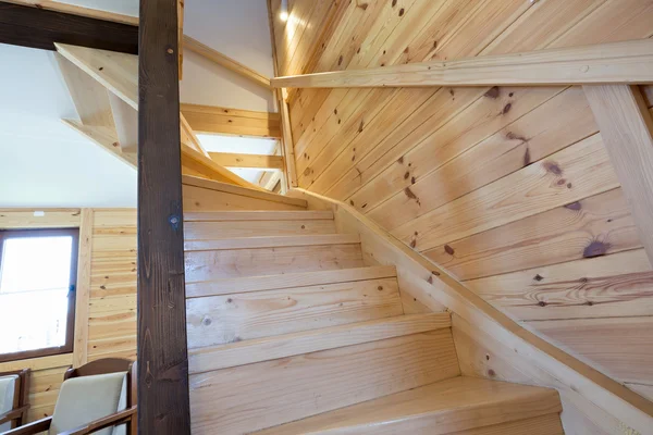 Escaleras de madera en una casa de montaña — Foto de Stock