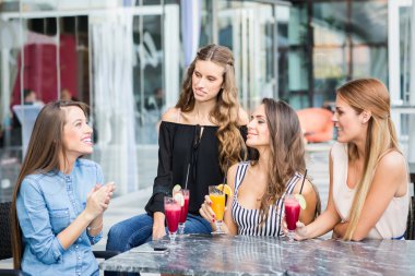 Dört kız açık havada içki içiyorduk