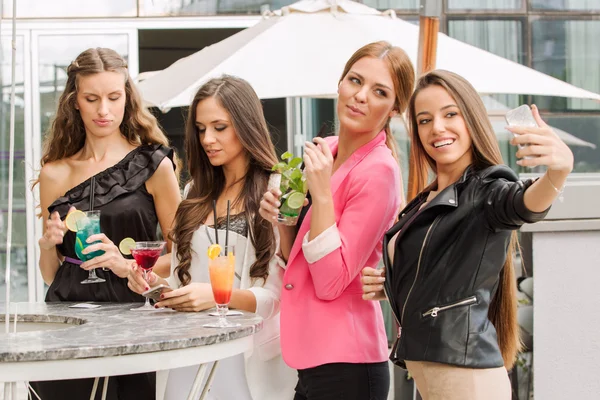 Cuatro novias tomando bebidas al aire libre — Foto de Stock