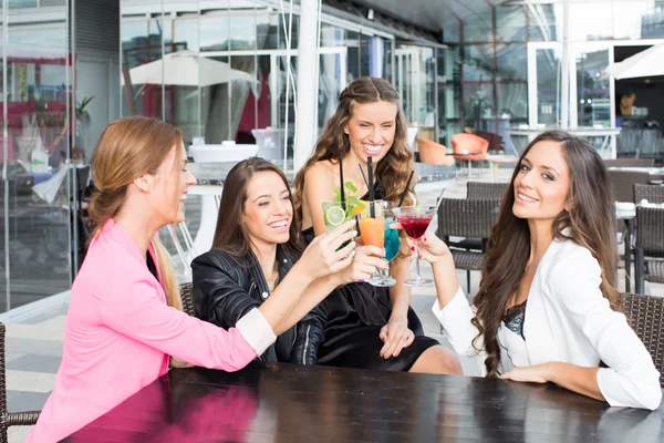 Cuatro novias tomando bebidas al aire libre — Foto de Stock