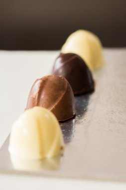 üst üste dört çikolata şekerleme