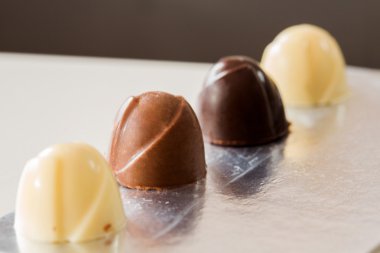 üst üste dört çikolata şekerleme