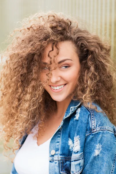 Retrato de una hermosa chica con el pelo rizado — Foto de Stock