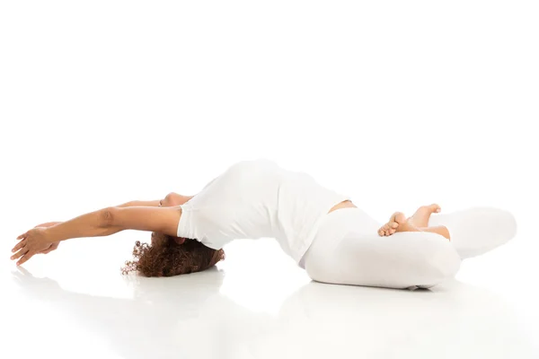 Hermosa mujer haciendo yoga, aislada en blanco — Foto de Stock
