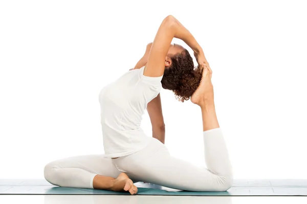 Hermosa mujer haciendo yoga, aislada en blanco — Foto de Stock