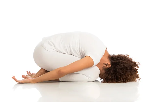 Hermosa mujer haciendo yoga, aislada en blanco — Foto de Stock