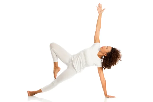 Hermosa mujer haciendo yoga, aislada en blanco — Foto de Stock