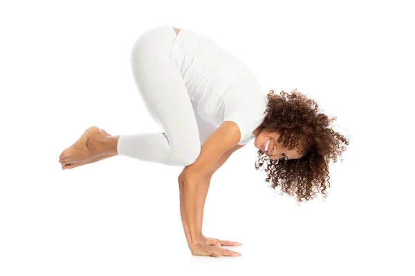 Hermosa mujer haciendo yoga, aislada en blanco — Foto de Stock