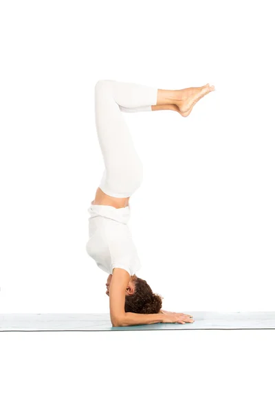 Vacker kvinna gör yoga, isolerad på vit — Stockfoto