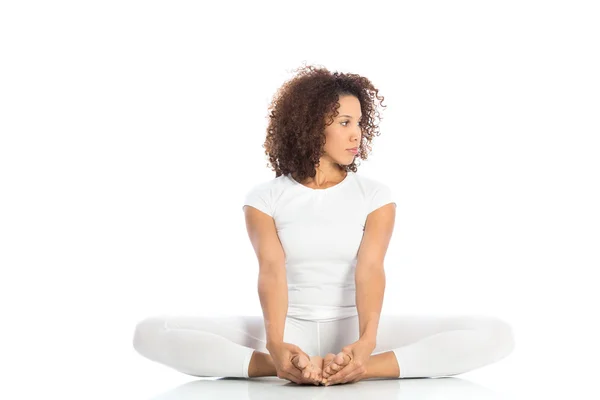 Wanita cantik melakukan yoga, terisolasi pada putih — Stok Foto