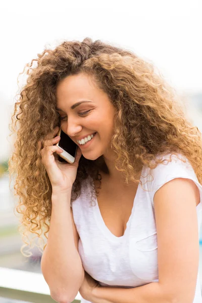 Mooi meisje praten aan de telefoon buitenshuis — Stockfoto
