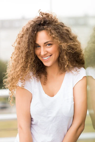 Retrato de una hermosa chica con el pelo rizado — Foto de Stock