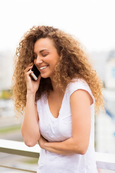 Belle fille parlant au téléphone en plein air — Photo