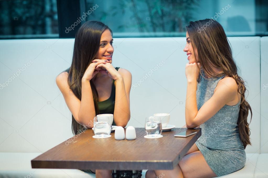 Duas namoradas conversando no café fotos, imagens de © rilueda #128498836