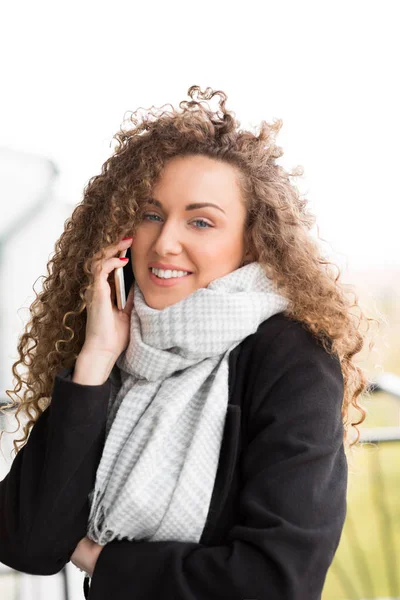 Beautiful girl on the phone in winter — Stock Photo, Image