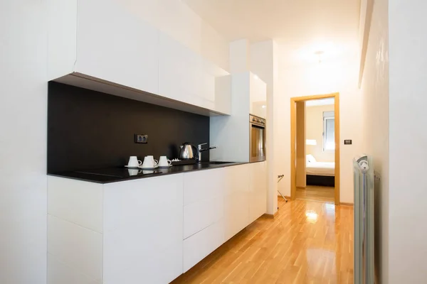 Modern bir dairede mutfak — Stok fotoğraf