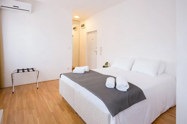 Modern otel yatak odası iç — Stok fotoğraf