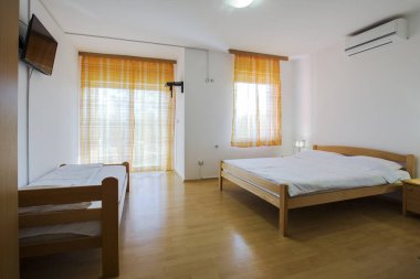 Bir otel dairesinin içinde.