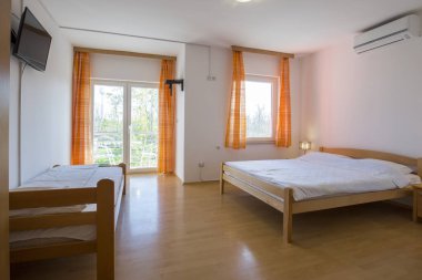 Bir otel dairesinin içinde.