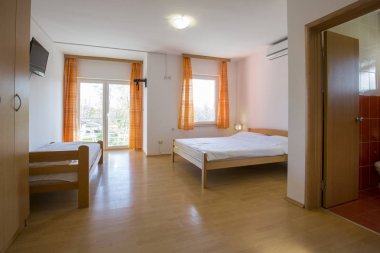 Bir otel dairesinin içinde.