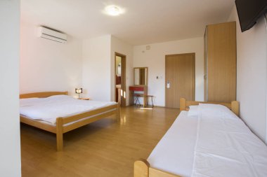 Bir otel dairesinin içinde.