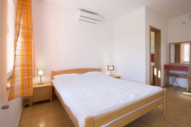 Bir otel dairesinin içinde.