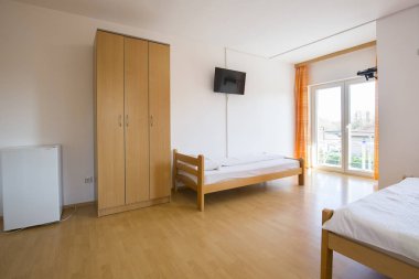 Bir otel dairesinin içinde.