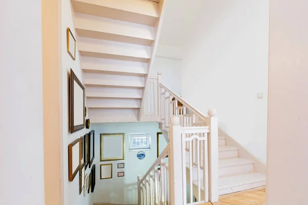 Casa escadas de madeira brancas — Fotografia de Stock
