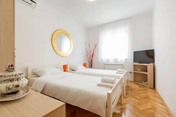 Dormitorio en albergue moderno — Foto de Stock